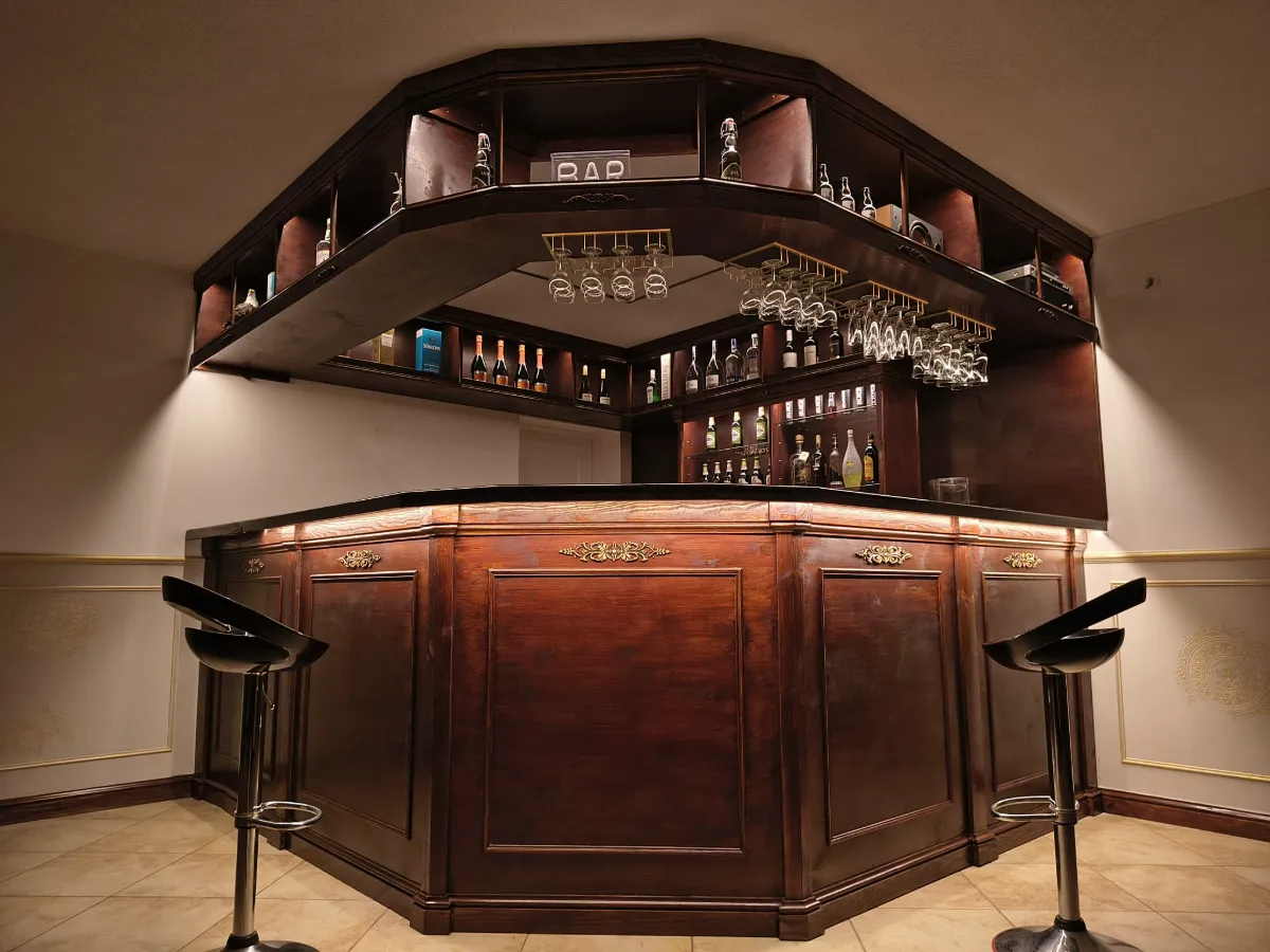 Wnętrze Art Villa, drewniany bar London Pub